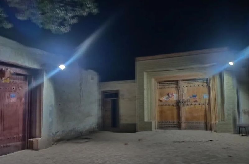 米夏乡伊勒提孜霍依拉村农户家门口安装的太阳能户灯