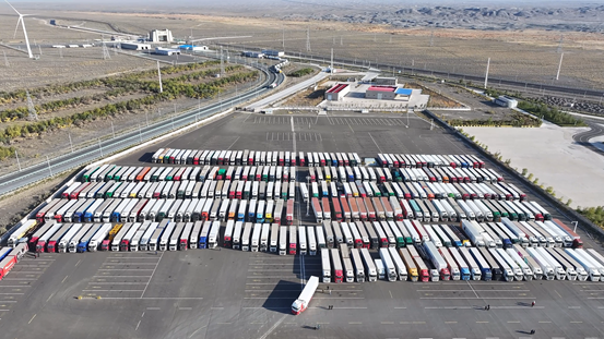 航拍阿拉山口公路口岸。宋玉龙 摄