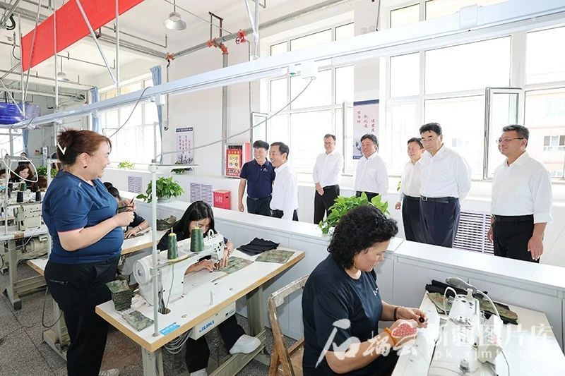 8月11日，自治区党委书记、兵团党委第一书记、第一政委陈小江走进位于昌吉市的服装企业同务工人员交流。