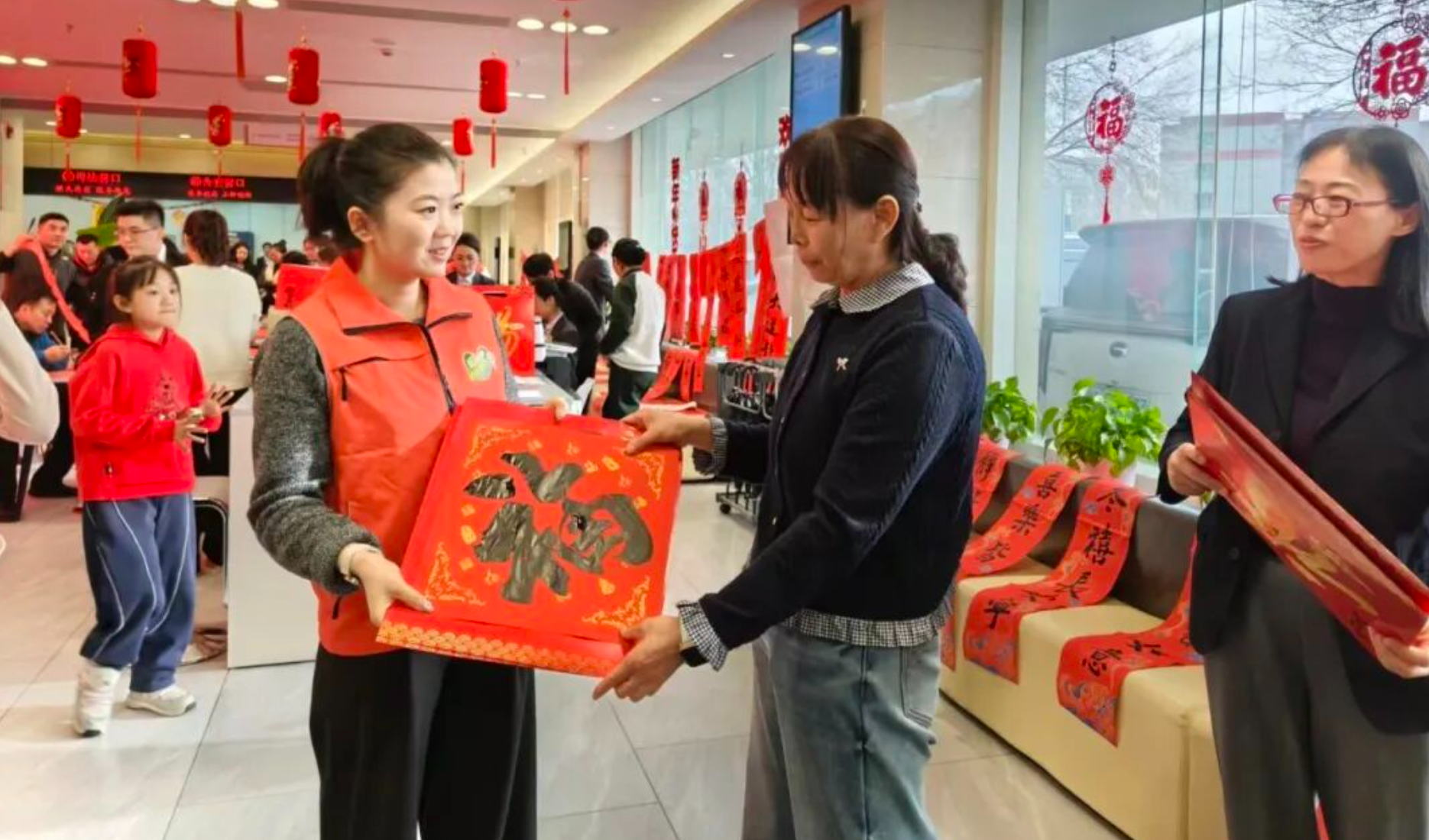 “送万福进万家”兵团政务服务大厅墨香迎新春