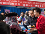 全國婦聯第二批“美麗女性·幸福家庭”維漢雙語叢書送抵新疆家庭
