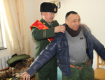 新疆阿勒泰邊防：敬老院裏學雷鋒