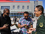 新疆紅其拉甫邊檢站官兵向外籍旅客推介端午節