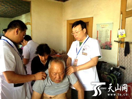 呼图壁县援疆医生走进患者家中送医送药