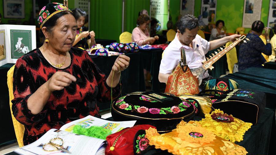 新疆哈密：传统刺绣&ldquo;对话&rdquo;当代生活