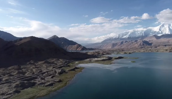 “飞‘阅’新疆”之四：新疆喀拉库勒湖 碧水映银峰