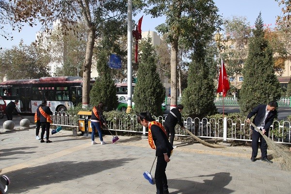 人保财险和田分公司开展志愿者服务活动