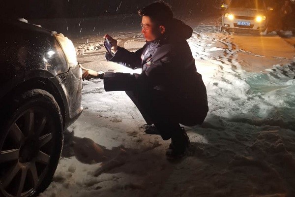 路滑飞雪寒 情深人保暖