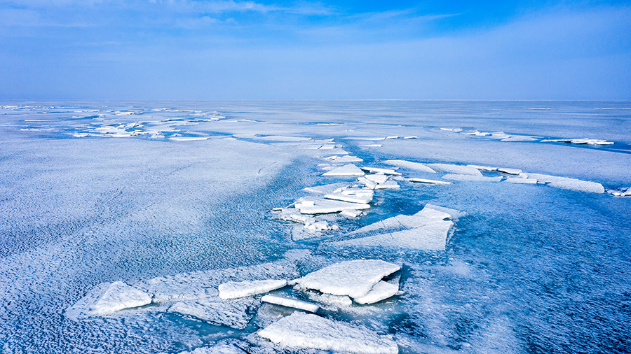 新疆博斯騰湖現“推冰”奇觀