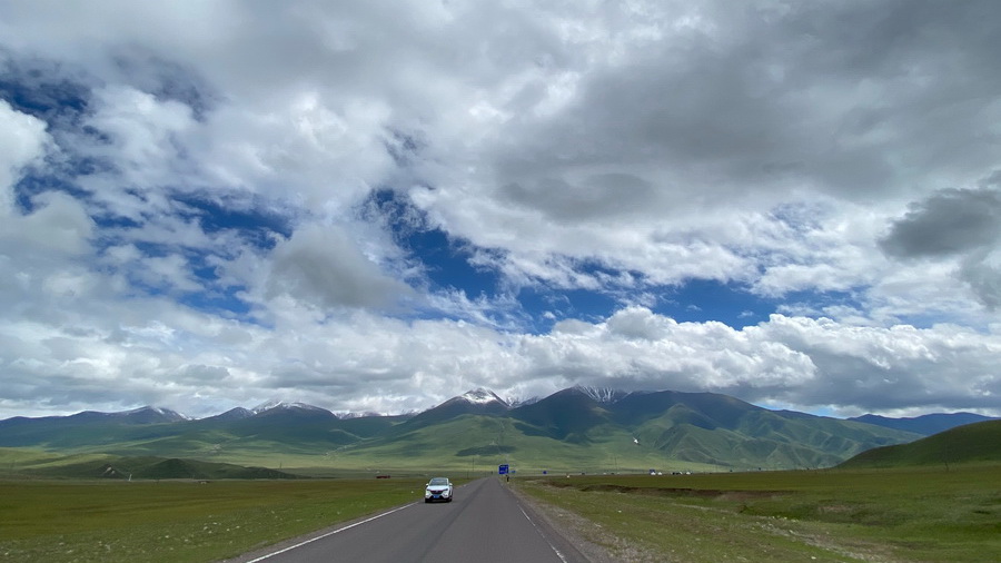 新疆是個好地方丨在路上，“熱戀”新疆