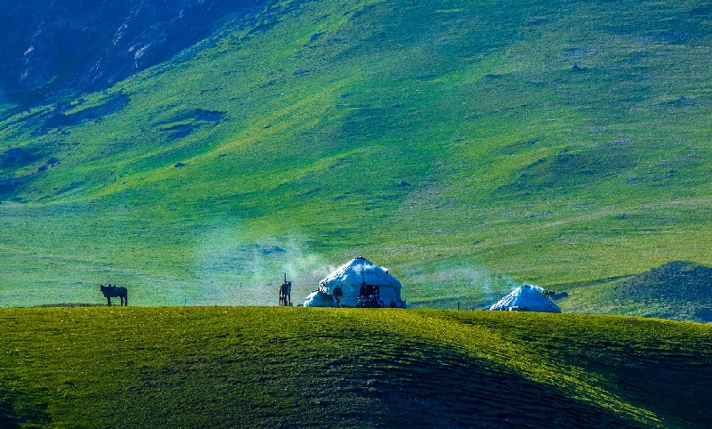 這裏是新疆|光與影下的烏孫山，美得不可方物