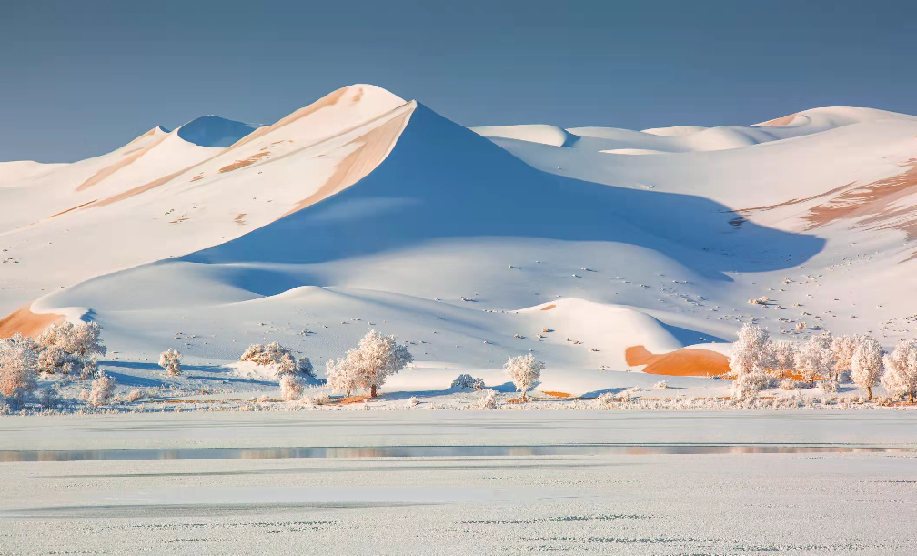 罕見塔克拉瑪幹沙漠雪來了！這20張神仙壁紙，張張絕美 !