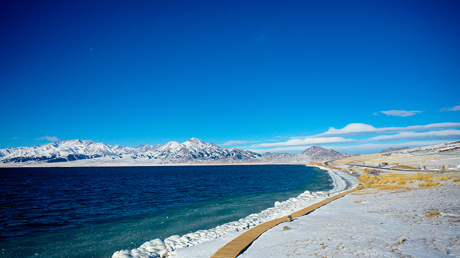 新疆博州：冬日賽裏木 深邃之藍