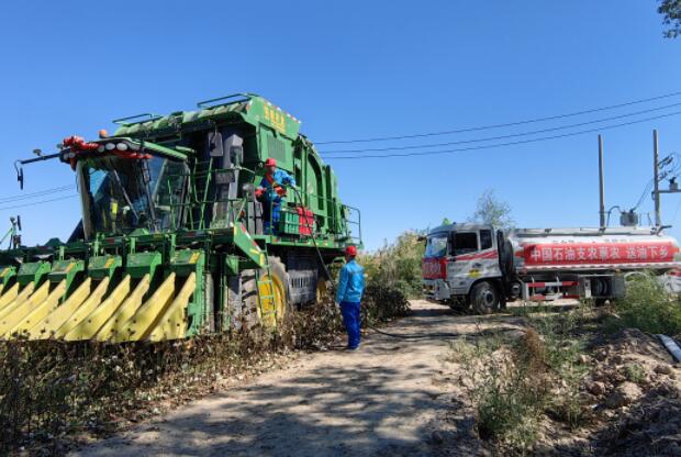 中石油新疆销售加油站为天山南北秋收一线服务忙