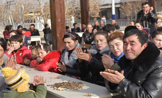 曲声悠扬，塔尕尔其村村民欢聚一堂把歌唱