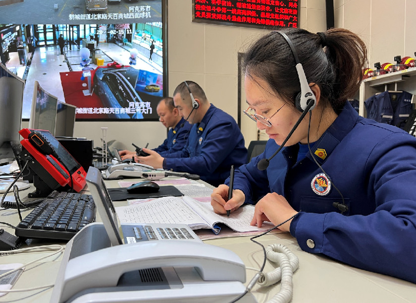 图为阿克苏消防接警员正在受理火警。