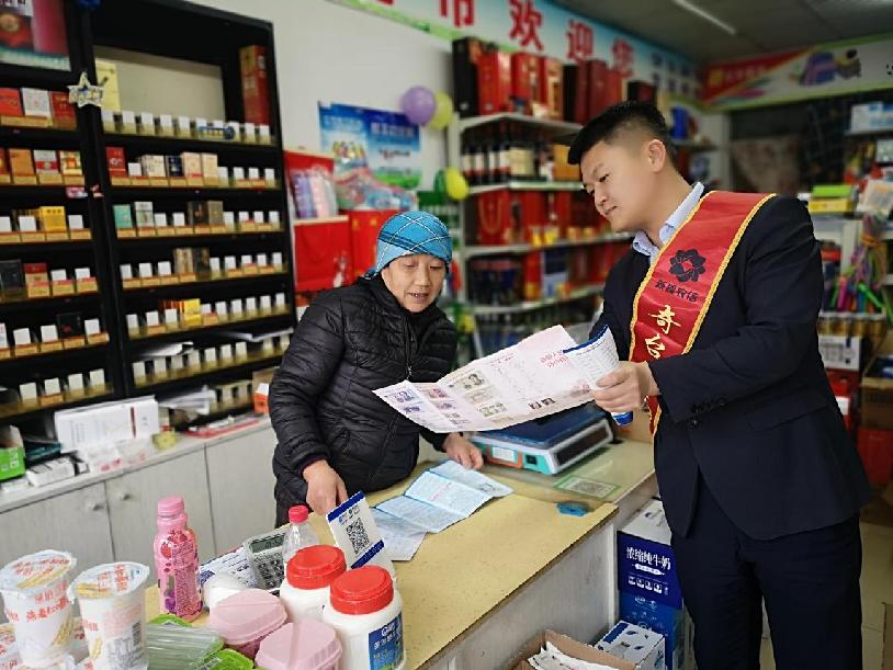 “三水精神”“马背精神”“挎包精神”曾是新疆农信社的真实写照。为做好新时代金融服务工作,自治区联社号召1.6万余名干部员工继承和发扬老一辈农信人的优良传统,把身子“俯下去”、把服务“沉下去”、把触角“扎下去”,进商铺、入农户、上田间,充分挖掘和主动对接各类客户金融需求,用心用情做好金融服务。图为2022年3月15日,奇台农商银行西地支行员工上门为商户宣讲金融知识。闫康 摄