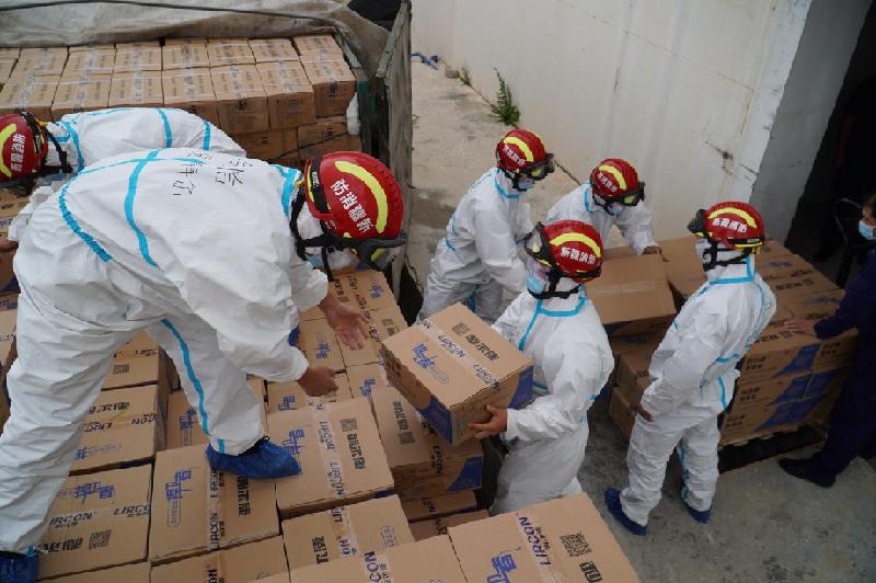 2022年8月9日,新疆克州乌恰县消防救援大队消防员们正在协助县政府搬运防疫物资。