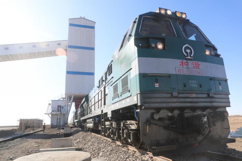 红沙泉露天煤矿铁路快装站。