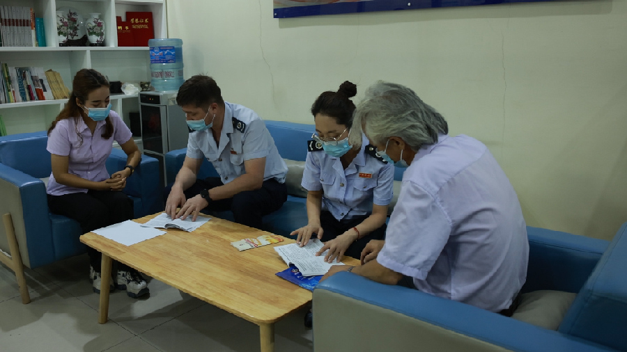 和田市税务局工作人员走进和田畅通知识产权代理有限公司，对该企业实际情况进行了解，并上门认真讲解政策