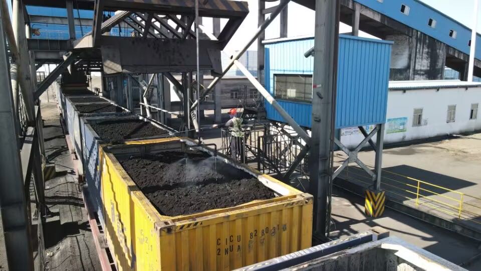 图为国家能源新疆公司铁路快速装车场景。马腾摄