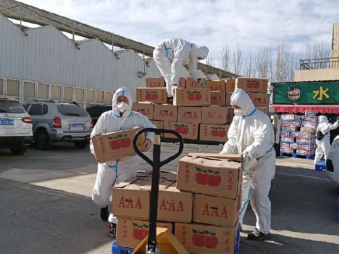 工作人员正在卸货