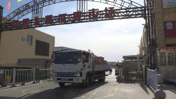 满载水果的火车正开往保供点