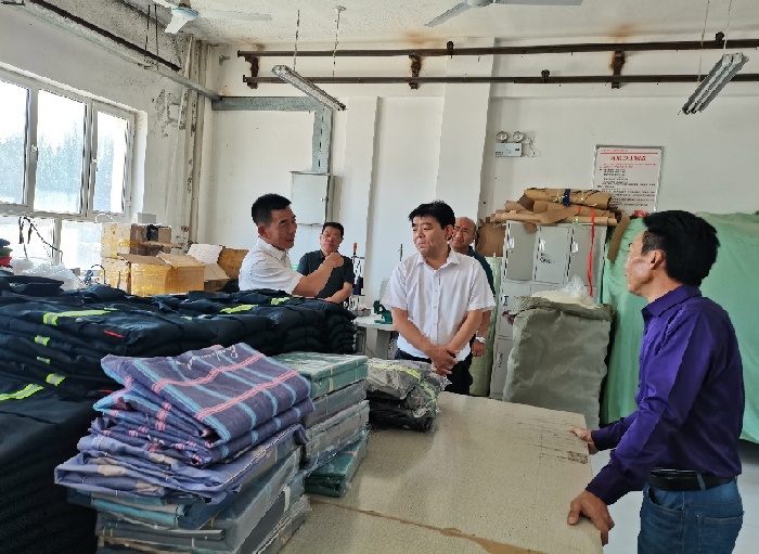 图2新疆公司党委书、董事长徐开宇前往于田县阿热勒乡调研金象服装厂生产经营和就业安置情况