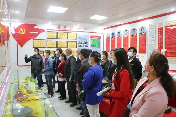 第一书记杨益民在村史馆给党员干部讲述村史变化。