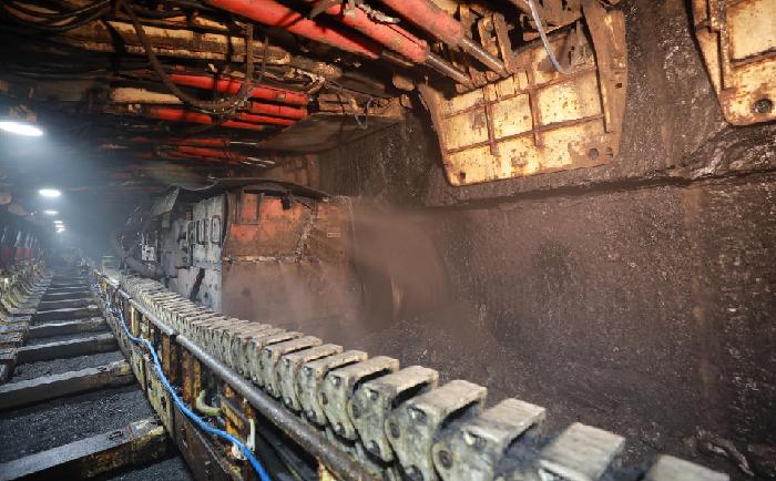 国家能源集团新疆公司乌东煤矿短壁单滚筒采煤机正在智能综采工作面进行无人开采作业。张凯摄