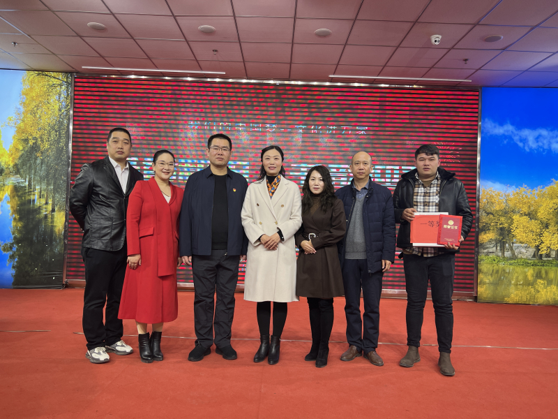 获奖选手们正在合影留念。