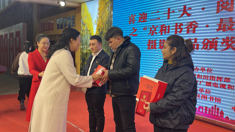 正在为获奖选手颁奖。