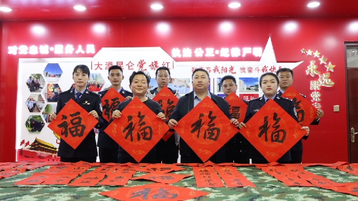 图为移民管理警察和书法家合影梅俊豪摄