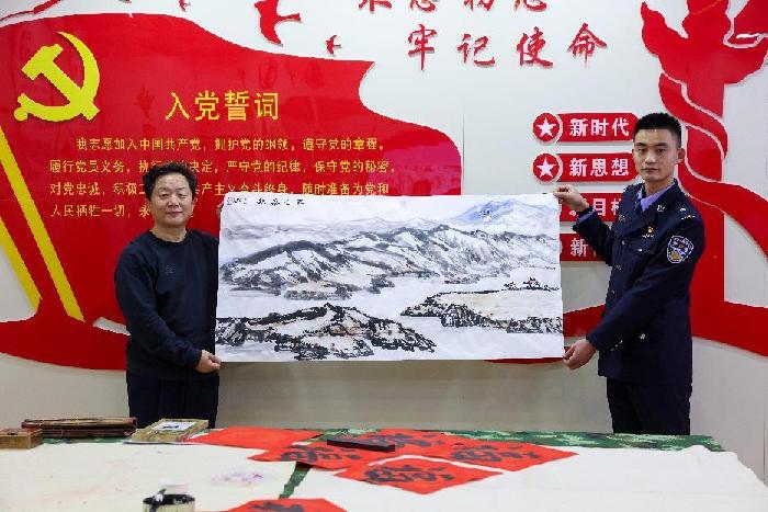 图为移民管理警察和书法家展示作品 梅俊豪摄8