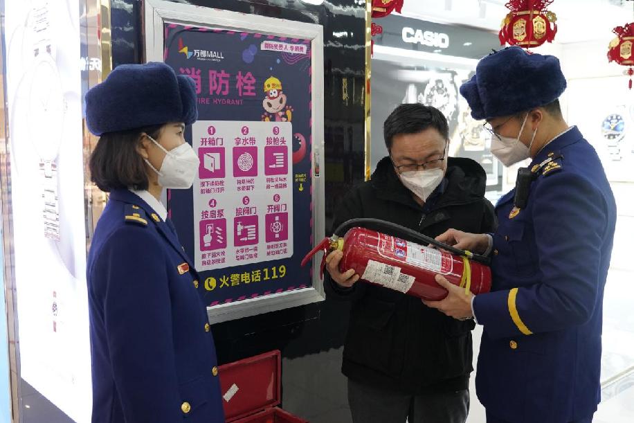 石河子市消防救援支队消防监督员正在检查