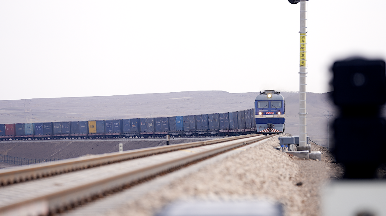 图为新疆天山铁道公司煤炭专列驶过铁路专用线