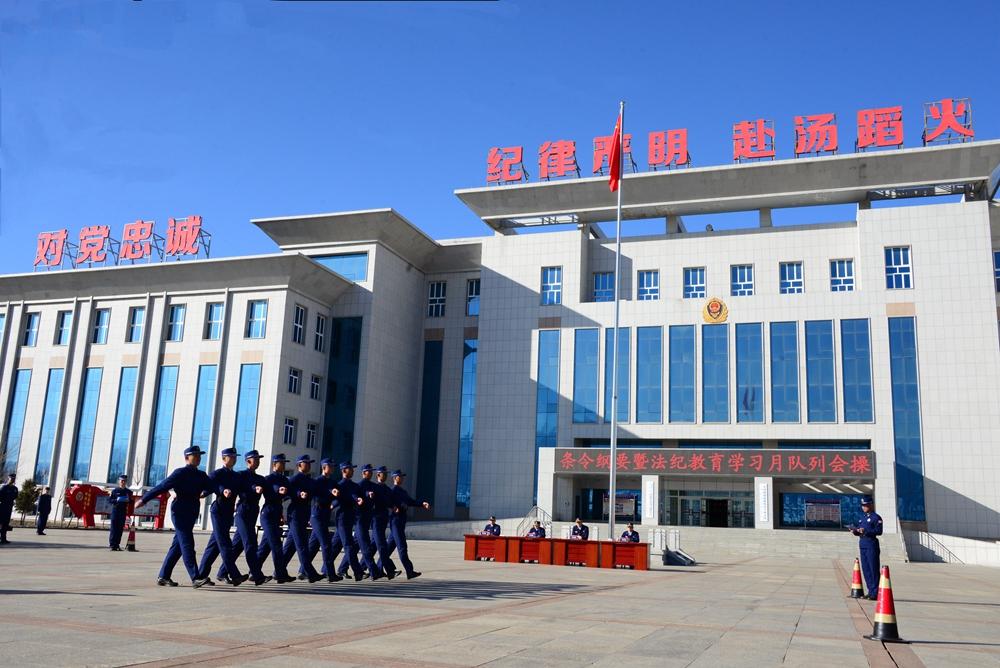 图为参赛队伍新入职消防员开展齐步走 洪文乐（摄）_副本