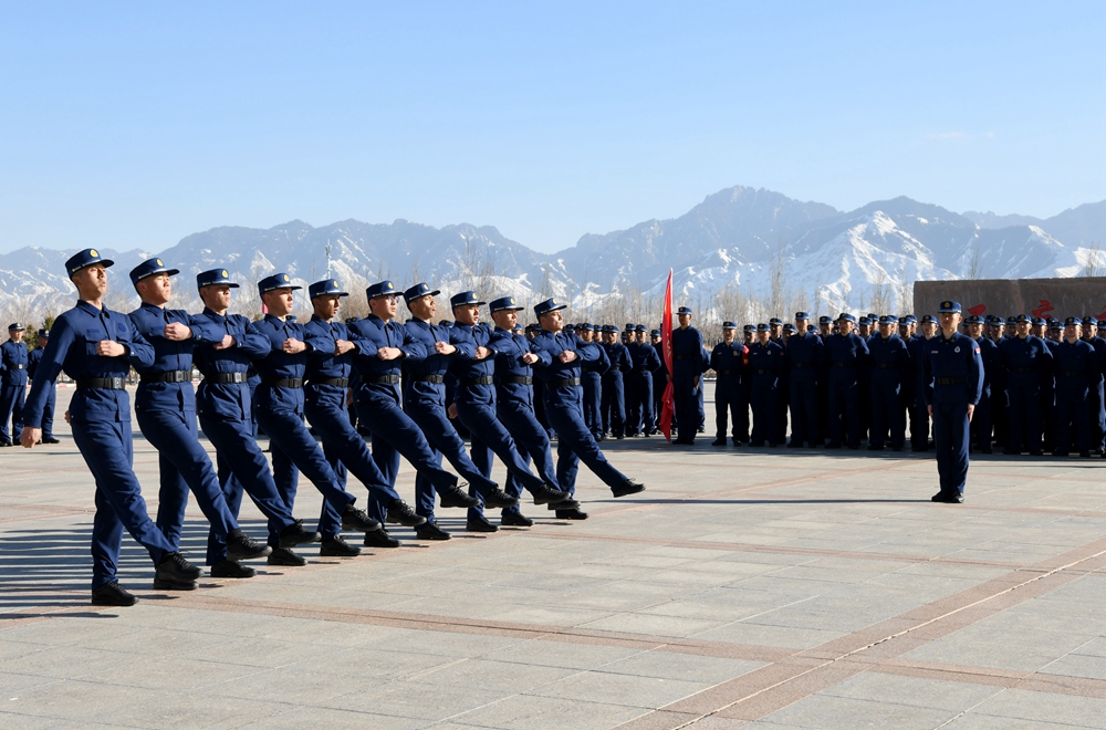 图为会操队伍新入职消防员开展正步走  洪文乐（摄）_副本