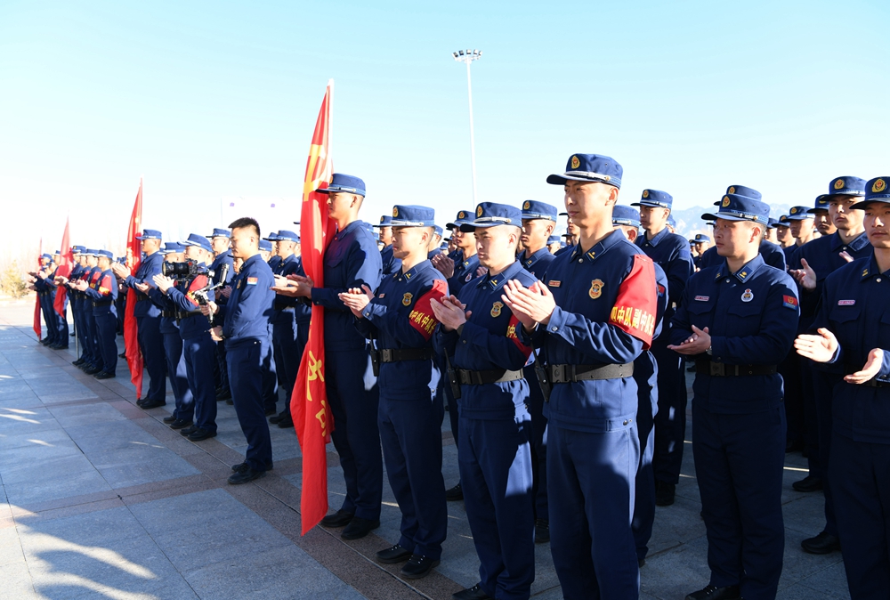 图为观看队员热烈鼓掌洪文乐（摄）_副本