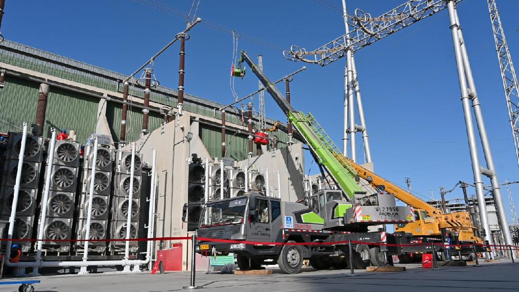 3月16日,国网新疆超高压分公司员工在800千伏天山换流站年度综检现场开展断复引工作。( 苑新博 摄)