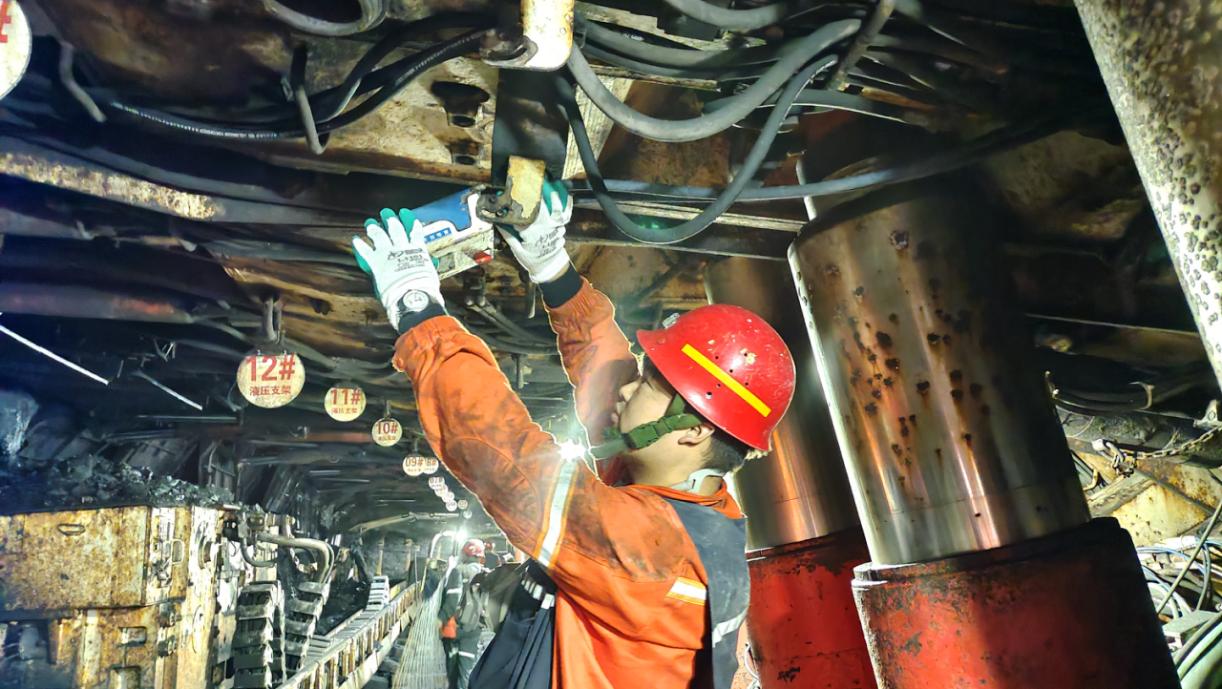 该矿在牢牢盯住安全生产的同时,始终以员工健康工作快乐工作为根本原则,图为职防人员在综采工作面对有毒有害气体检查仪器进行定期检查维护工作。慕宾宾