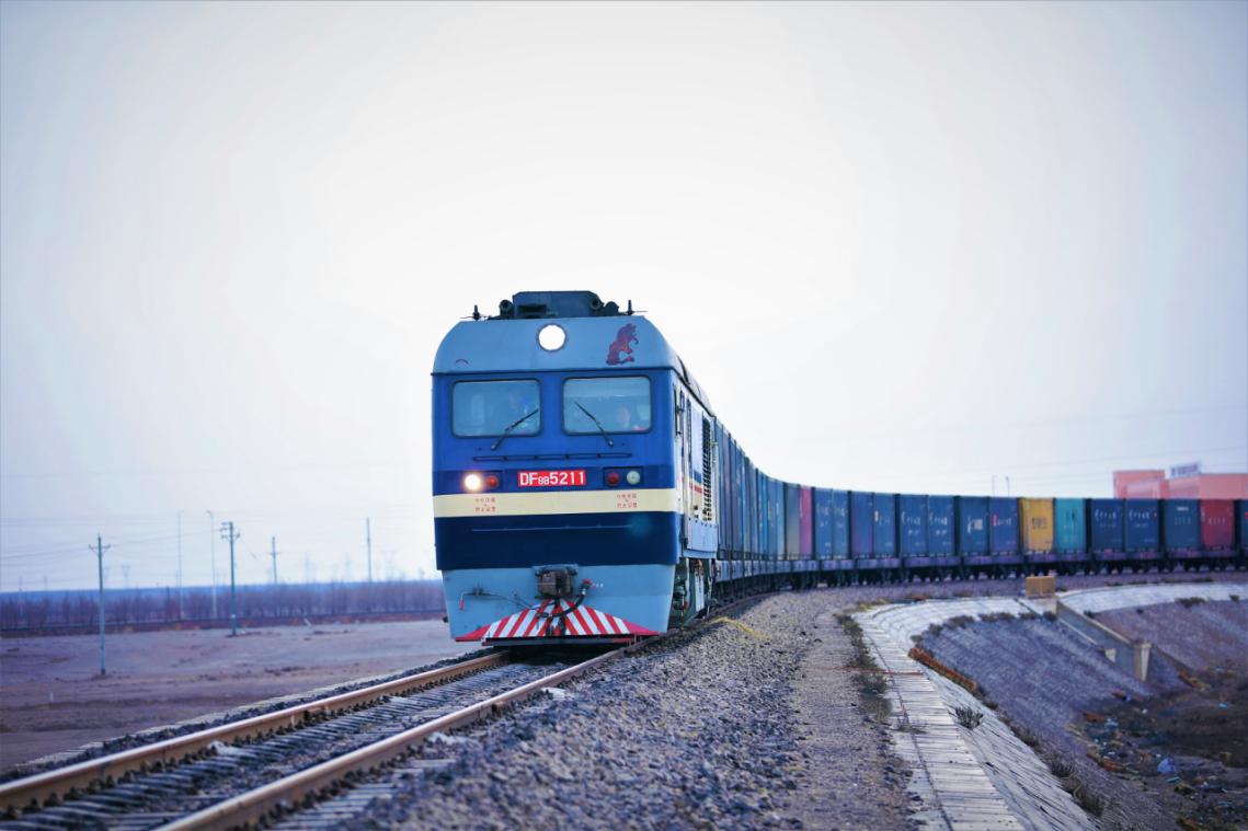 1.图为新疆天山铁道公司图为突破400万的煤炭专列正平稳行驶在将黑线上。张凯摄