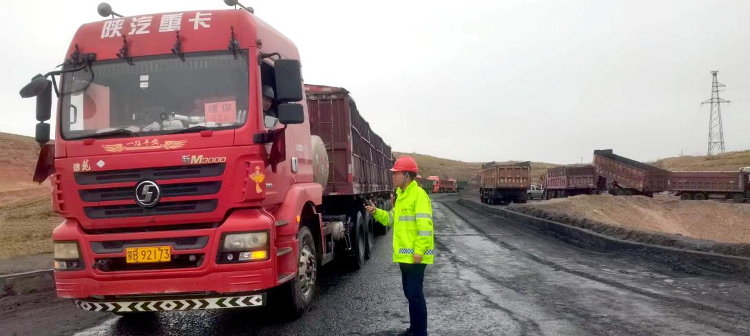 满载煤炭的汽车有序到达内蒙古色连站