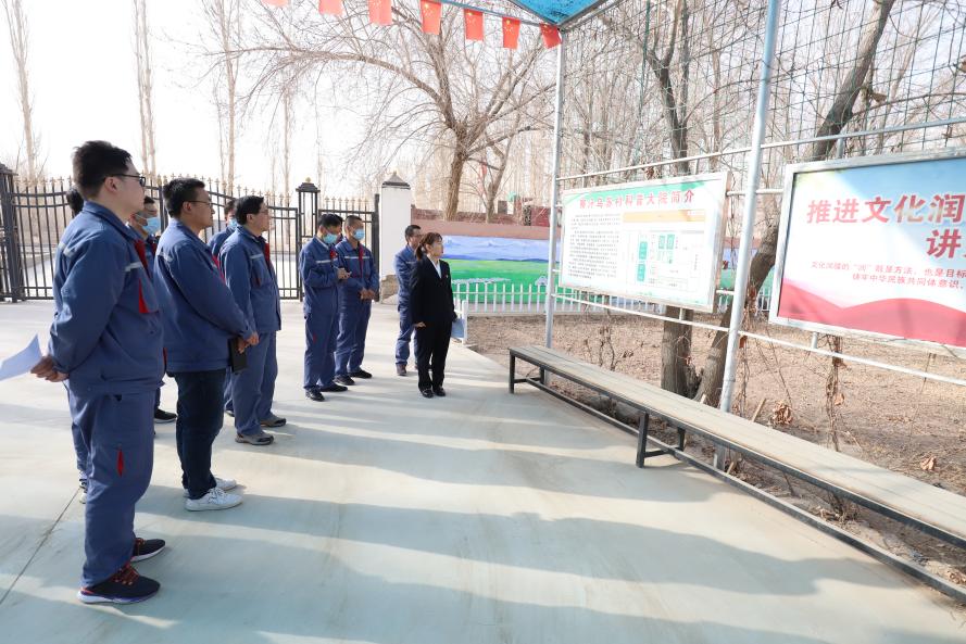 参观示范基地了解产业结构 摄影：耿广洋