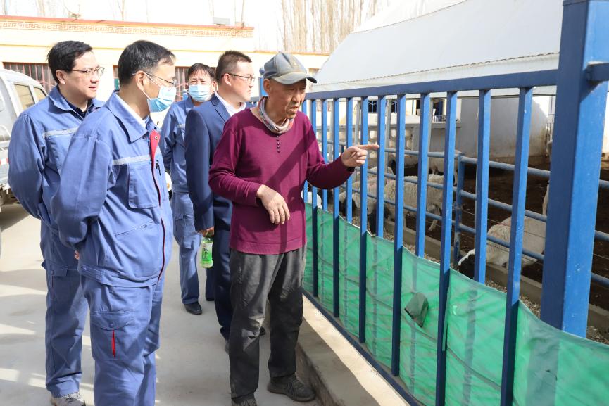 与养羊牧民沟通交流 摄影：耿广洋