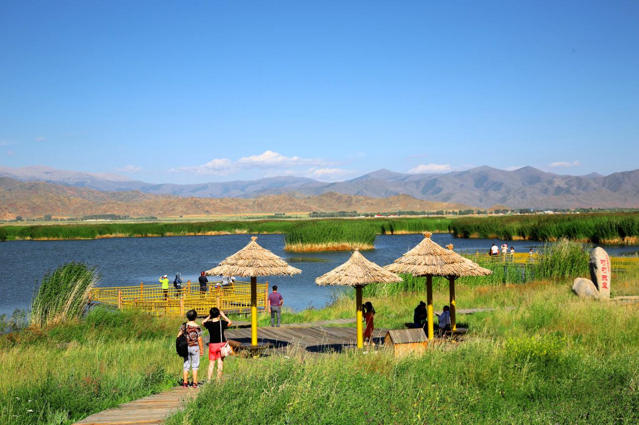 富蕴县可可苏里风景区，当地人俗称野鸭湖，进入旅游旺季以来，前来这里游览观光的游人如织。（李美久摄影）