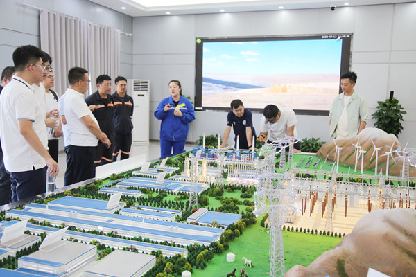 在准东煤化工基地参观调研_副本