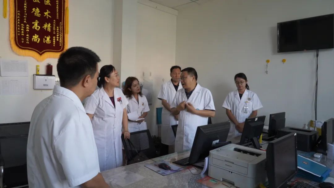 医疗专家开展临床指导