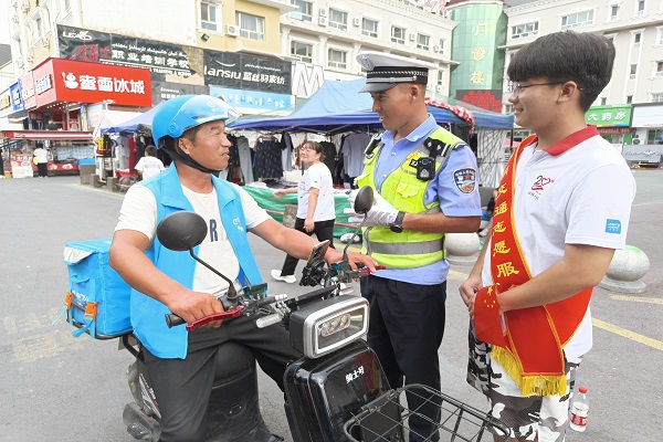 交警为行人进行交通安全宣传