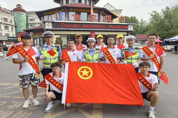 交警大队民警与志愿者们开展文明交通志愿服务活动